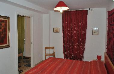 2. Schlafzimmer mit Doppelbett