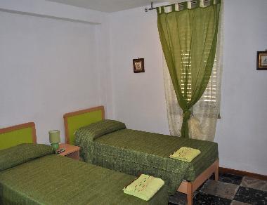 4. Schlafzimmer mit zwei Einzelbetten