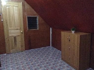 Schlafzimmer 1. OG mit Komode und T�re zum Balkon