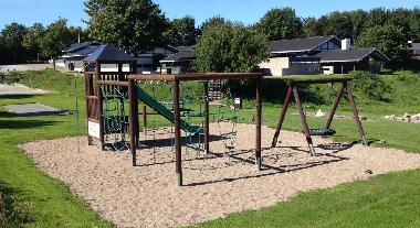 Spielplatz bei der Zentrale etwa 150 Meter vom Ferienhaus Nr. 23