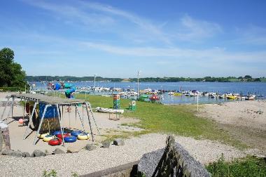 Auch Kinderspielplatz so wie kleinen Bootshafen beim Campingplatz