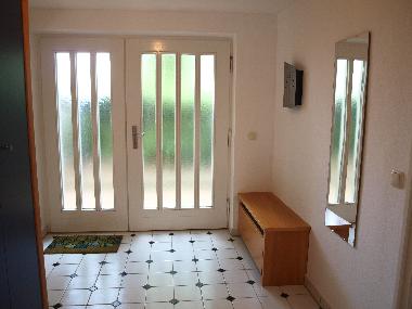 Eingangsbereich mit elektrischem Au�enrollo