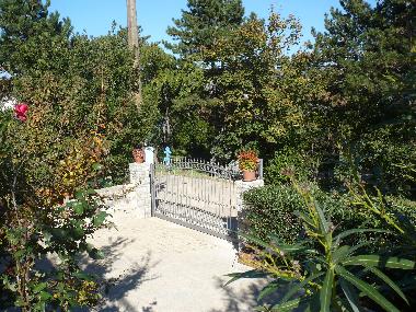 der Garten und der Parkplatz