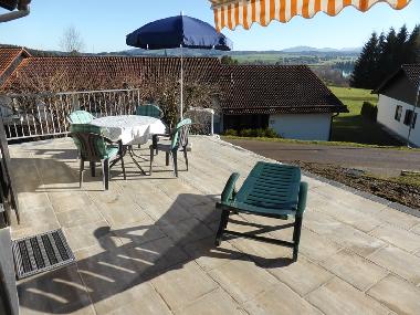 Vor dem Wohnzimmer die neue, herrliche, Sd-Terrasse mit Panoramablick,  Markise, Gartengrill  und G