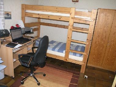 und ein Etagenbett 90 x 190 cm, Schreibtisch und WLAN