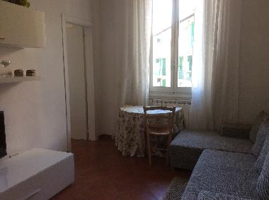 Esstisch mit Gartenblick