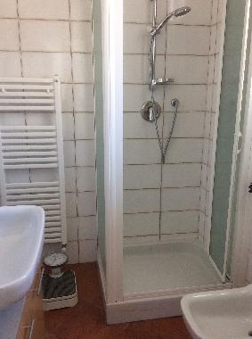 Badazimmer mit Dusche, WC und Bidet