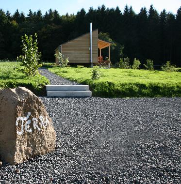 Terra Aussen mit Hausstein