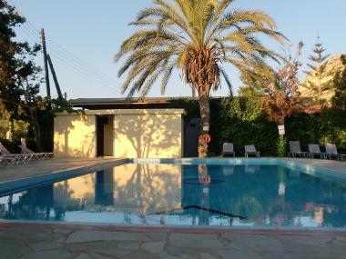 Pool Neos Matala bei Abendd�mmerung