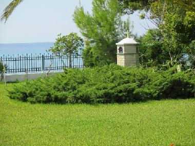 Gartenteil mit kleiner Kapelle 