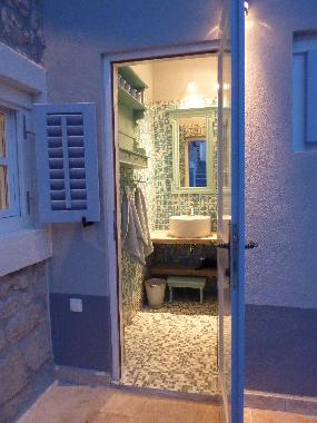 Das Badehaus in den Abendstunden.