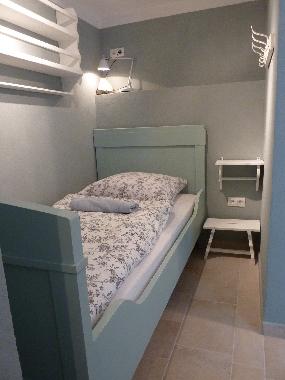 Eines der Betten im Dreibettzimmer.