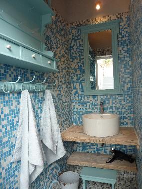 Der Blick ins Bad. Rechts befindet sich die Dusche, das WC ist seperat.