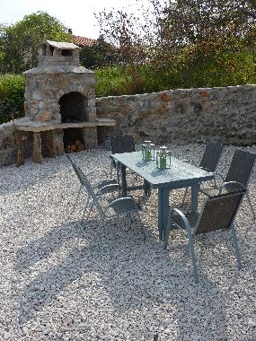 Der Essplatz im Garten mit dem Grill.