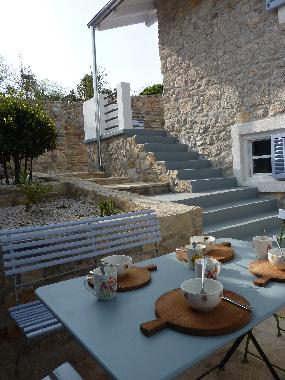 Der Esstisch auf der unteren Terrasse.