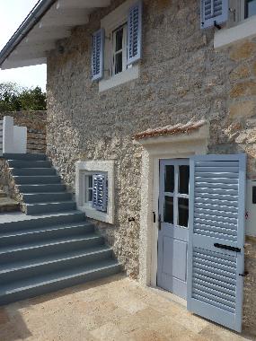 Der Blick von der unteren Terrasse gen Garten.