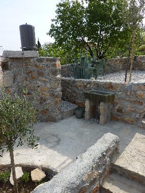 Steinwaschbecken und Aussendusche, herrlich wenn man vom Strand kommt.