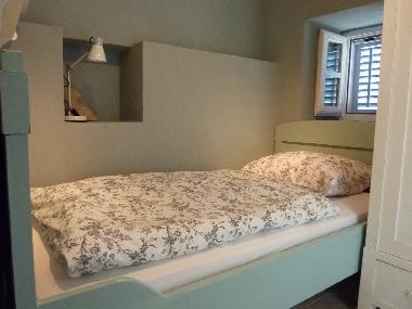 Einweiteres Bett im Dreibettzimmer.