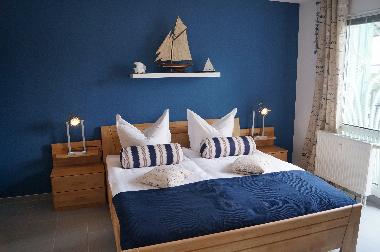 Schlafzimmer mit Austritt auf die Loggia