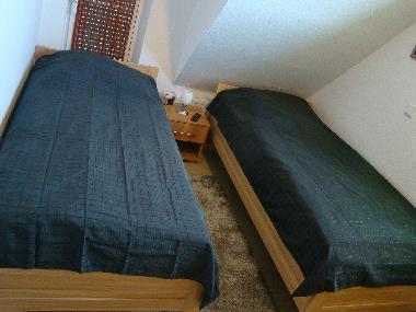 Schlafzimmer 2 mit 2 Einzelbetten und SAT TV