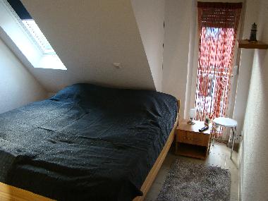 Schlafzimmer 1 mit Doppelbett und SAT TV