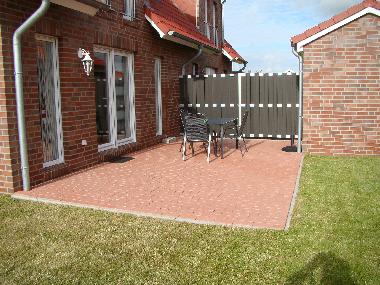 Gartenseite mit Terrasse