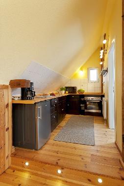 Blick in die voll ausgestattete Echtholz-Kueche