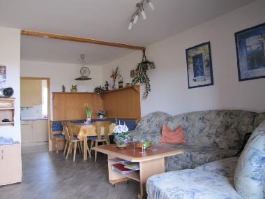 Gerumiges  Wohn- Esszimmer fr Ihre Gemhtlichkeit mit  Eckbank, Couch etc.