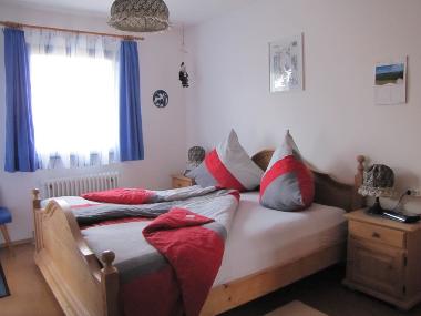 Elternschlafzimmer mit Doppelbett, Schrank, Spiegeln und Gardarobe