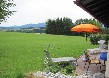 Unsere grozgige  teilweise berdachte Terrasse mit Berg- und Seeblick