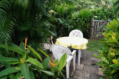 Apartment, eigene Essecke im Garten 