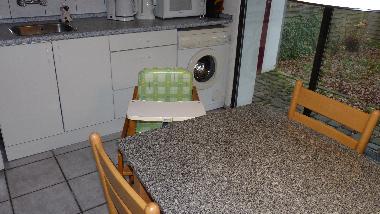 Babystuhl und Kinderbett sind auch anwesend