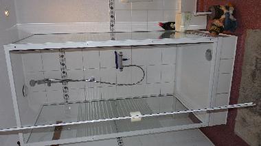 Die Duschkabine im Badezimmer