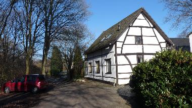 Die Hauptwohnung mit Parkplatz