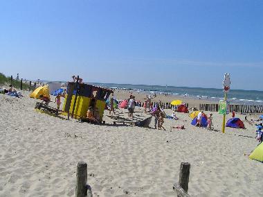 Piraten-Boot auf dem Strand