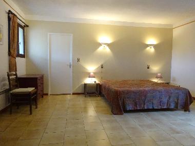 ger�umiges Schlafzimmer mit eigenen Bad