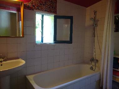 Badezimmer rechts mit separatem WC