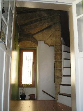 Blick ins Treppenhaus vom Wohnraum aus