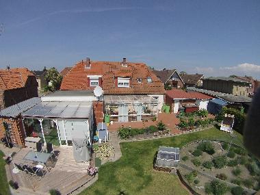 Rechte Bildhlfte: Garten mit berdachter Terrasse ( linke Bildhlfte privat) 