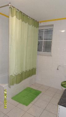 Badewanne mit Duschvorhang
