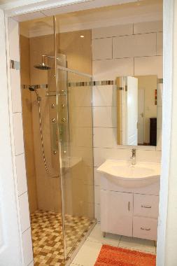 Big Tree Juniorsuite - Bad mit Regendusche & WC