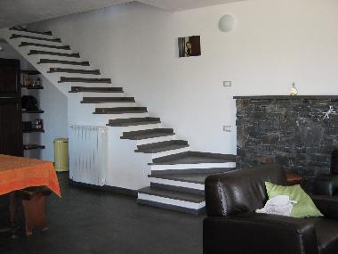 Treppe zum Schlafbereich/Hat inzwischen ein geschlossenes Gelnder