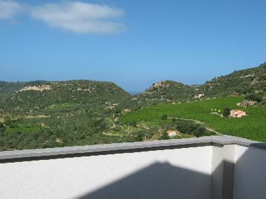 Blick von der Terrasse vor dem Schlafzimmer 2 mit etwas Meerblick