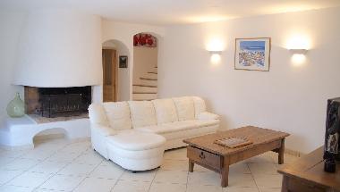 Wohnzimmer mit Kamin