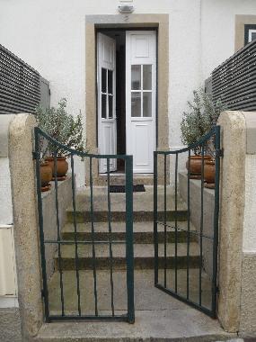 Eingang vom gemeinsamen Au�en, zu sehen der Schutz der Terrassen