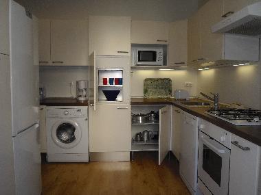 K�che, wo man den Telleraufzug zu dem Speisesaal sieht