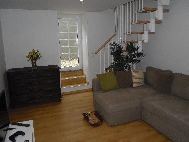 Wohnzimmer mit Zugang zur Au�enterrasse und Treppe nach oben 