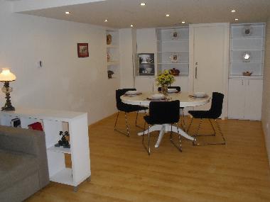 Speisesaal wo man den Telleraufzug f�r die K�che sehen kann