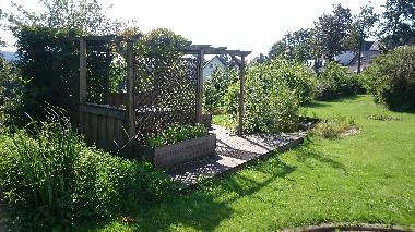 Garten mit Freisitz, Feuerstelle und Teich