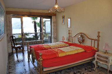 2. Doppelschlafzimmer mit Sicht auf den See und direktem Zugang zum Balkon